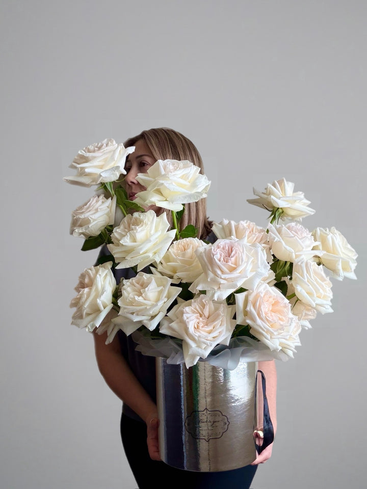 Pearl Majesty – 25 White Rose Arrangement Las Vegas