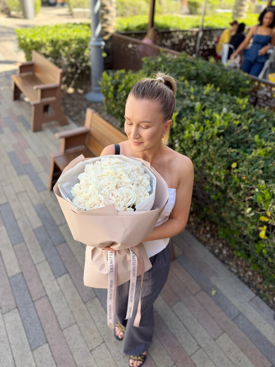Ivory Elegance Rose Bouquet – 25 White Roses Las Vegas